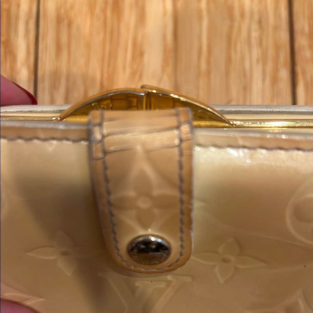 Louis Vuitton Vernis Kisslock Wallet - Picture 3 of 12
